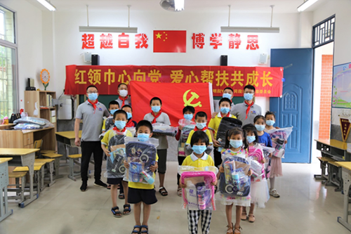 紅領(lǐng)巾心向黨，愛(ài)心幫扶共成長(zhǎng)，開(kāi)展愛(ài)心助學(xué)捐贈(zèng)活動(dòng)